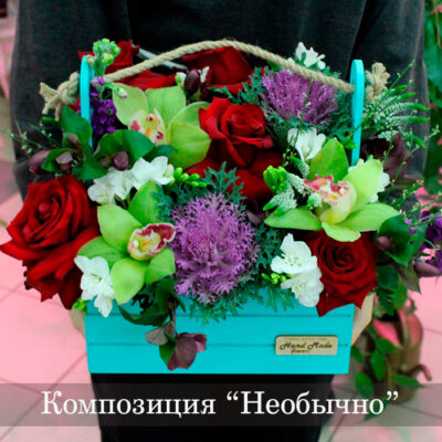 Композиция из роз, орхидей и вероник в ящике