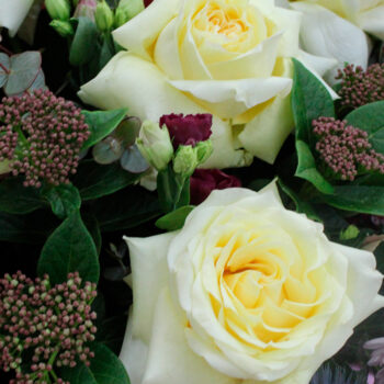 Букет из одноголовых хризантем, маттиол, эустом и роз