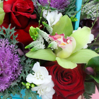 Композиция из роз, орхидей и вероник в ящике